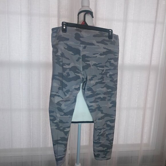 PHILOSOPHY Camo Gray Capri Legging 1X - Picture 2 of 6